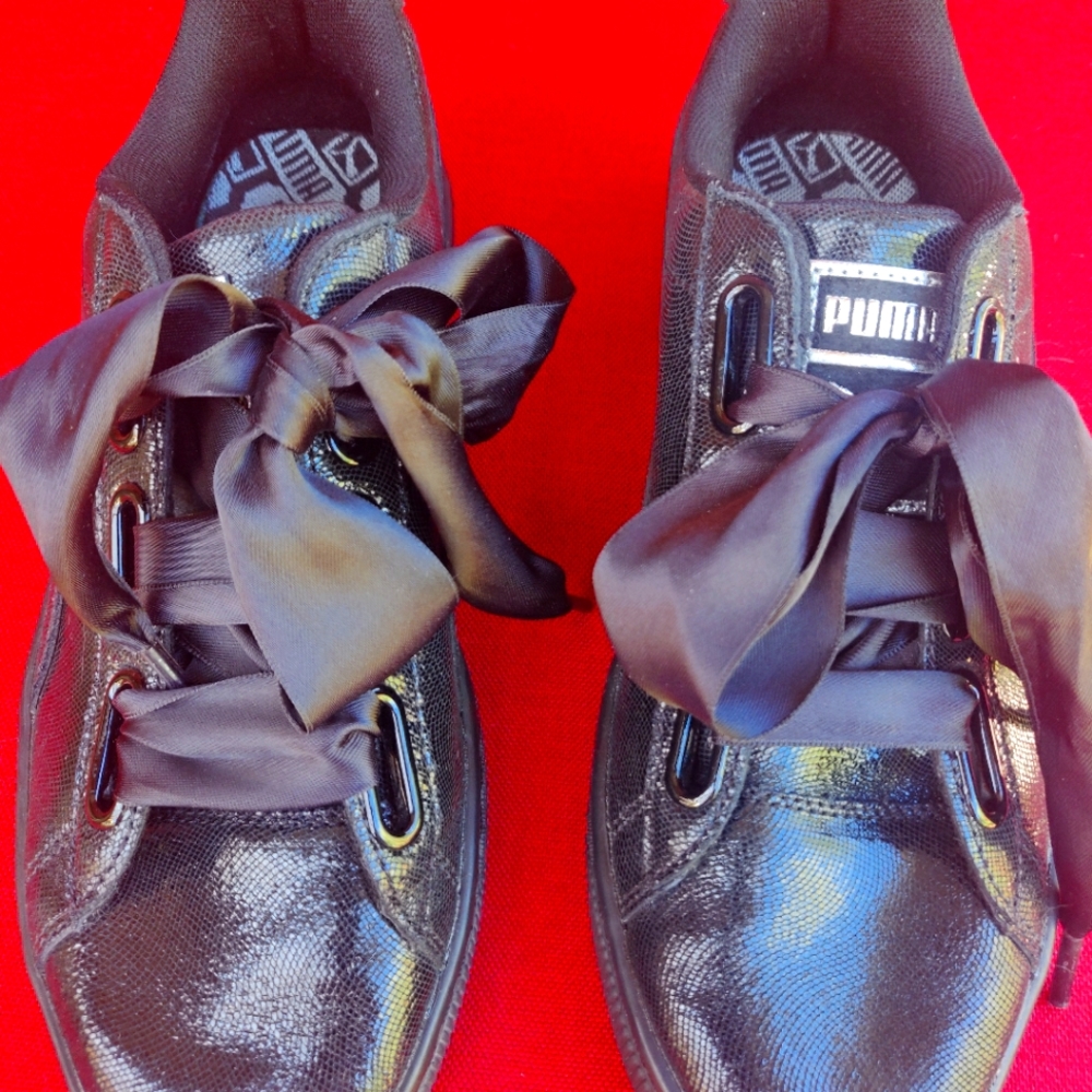 Puma sneakers, black, Size 7.5, Synthetic Upper.